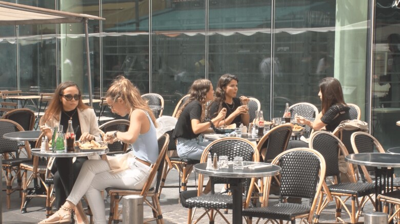 レストランではワクチン接種を完了した人がランチを楽しんでいた