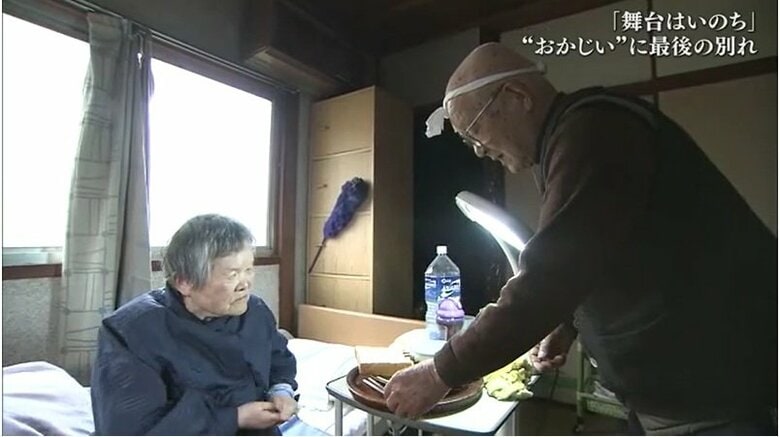 妻の介護をする岡田さん（２０１５年撮影）