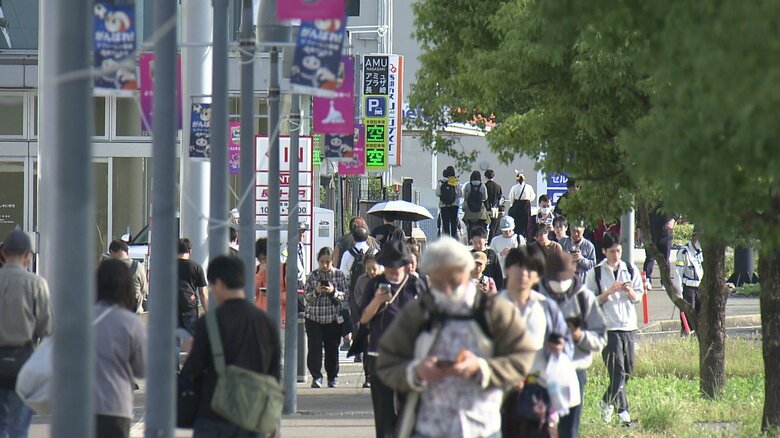 とにかくすごい人…みんなスマホを見ながら歩いている