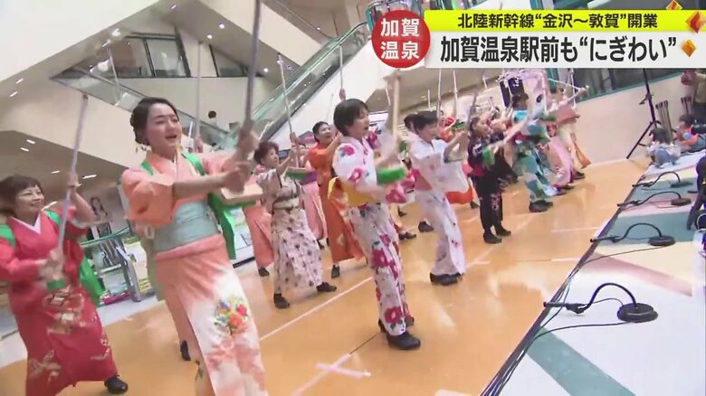 小学生から74歳までの女性40人がタップダンスを披露