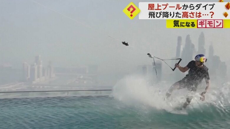 ボードに飛び乗り、プールの上を猛スピードで滑る