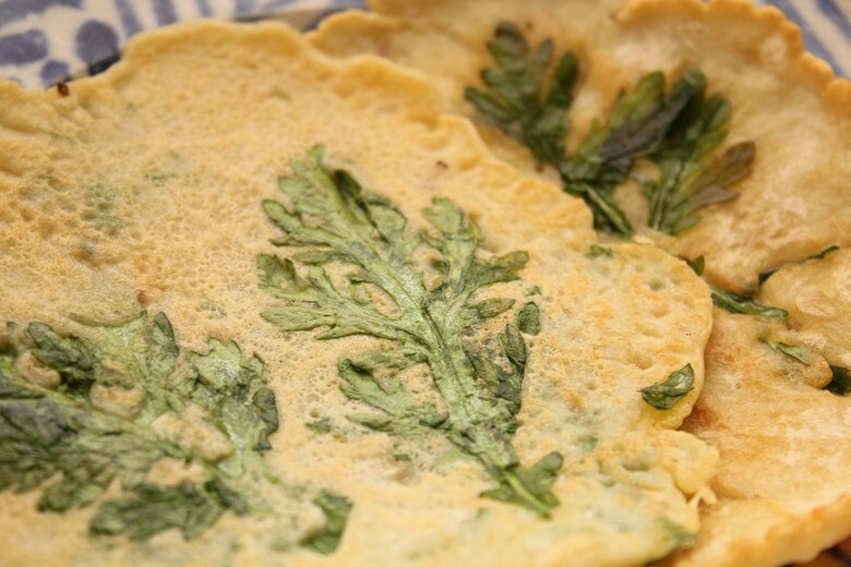 春菊の葉が見えるように焼き上げたチヂミ