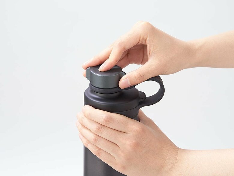 キャップを回して使用する