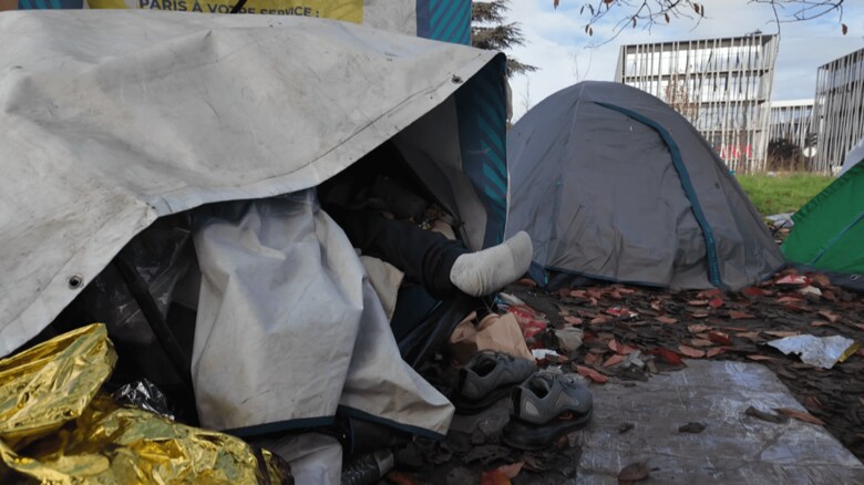 静かにポツリと「さようなら」と言ってテントは閉められた