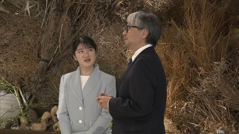 アースマート館長の小山薫堂さんから説明を受けられる愛子さま