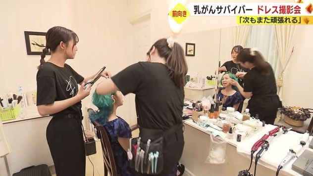 撮影会を手伝う学生たち