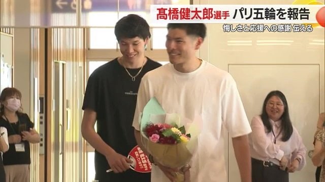 町職員からの拍手に笑顔で応える2人