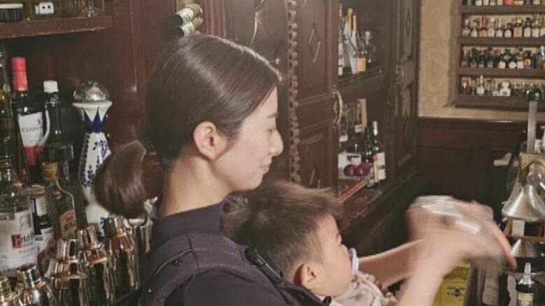 出産のわずか2カ月後には抱っこをしながら練習