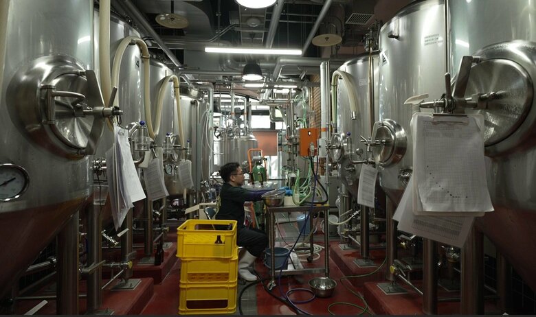 施設内に醸造所があり、11種類のクラフトビールが飲み放題で楽しめる
