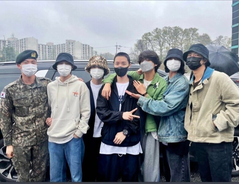 メンバー7人の写真が公開（BTS公式ツイッターより）