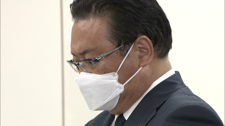 指導書を受け取ったNTTドコモの井伊基之社長