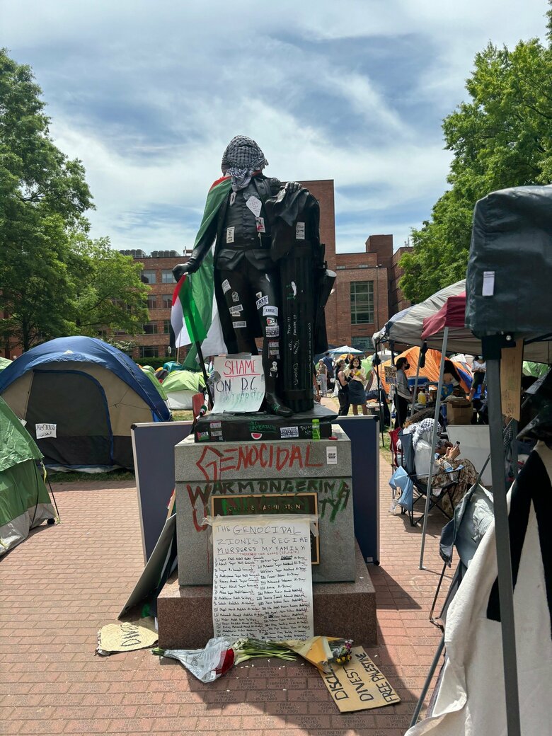 ワシントン初代大統領の立像はペイントされ、ステッカーが貼られていた