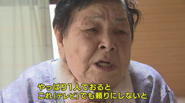 少しホッとして涙ぐむ女性