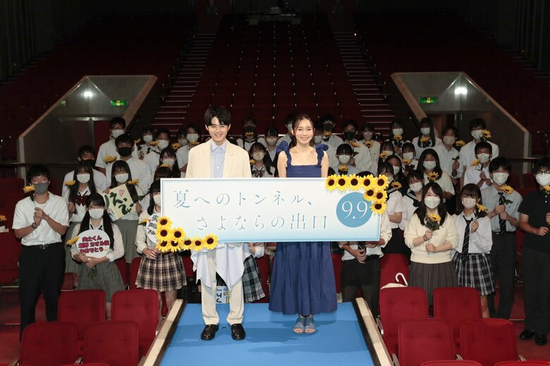 （左から）鈴鹿央士さん、飯豊まりえさん