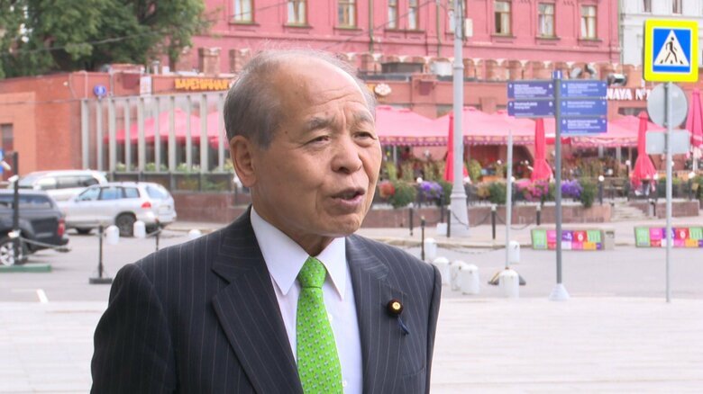 モスクワでインタビューに答える鈴木宗男氏