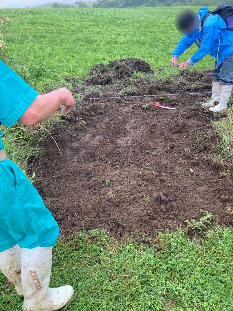 電気牧柵の下を掘った跡　無数の爪や足の痕が残されていた（7月18日 提供:牧場経営者）