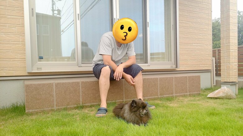 庭で走らないどん吉くんと、それを見守るどんべえさんの夫