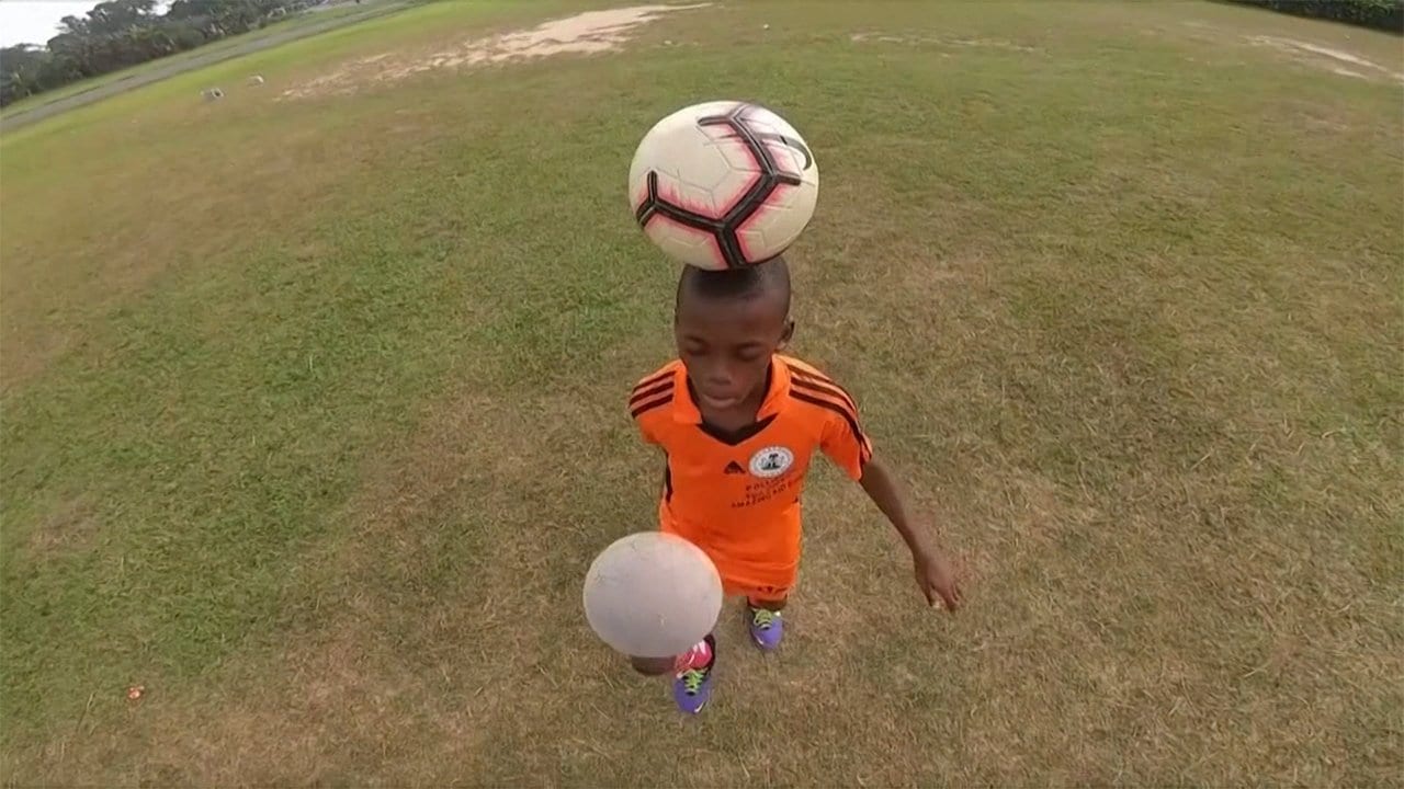 世界が認めたまさかの技 驚きのリフティング少年 ナイジェリア Fnnプライムオンライン サッカーの練習中 見事なリフティング リ ｄメニューニュース Nttドコモ