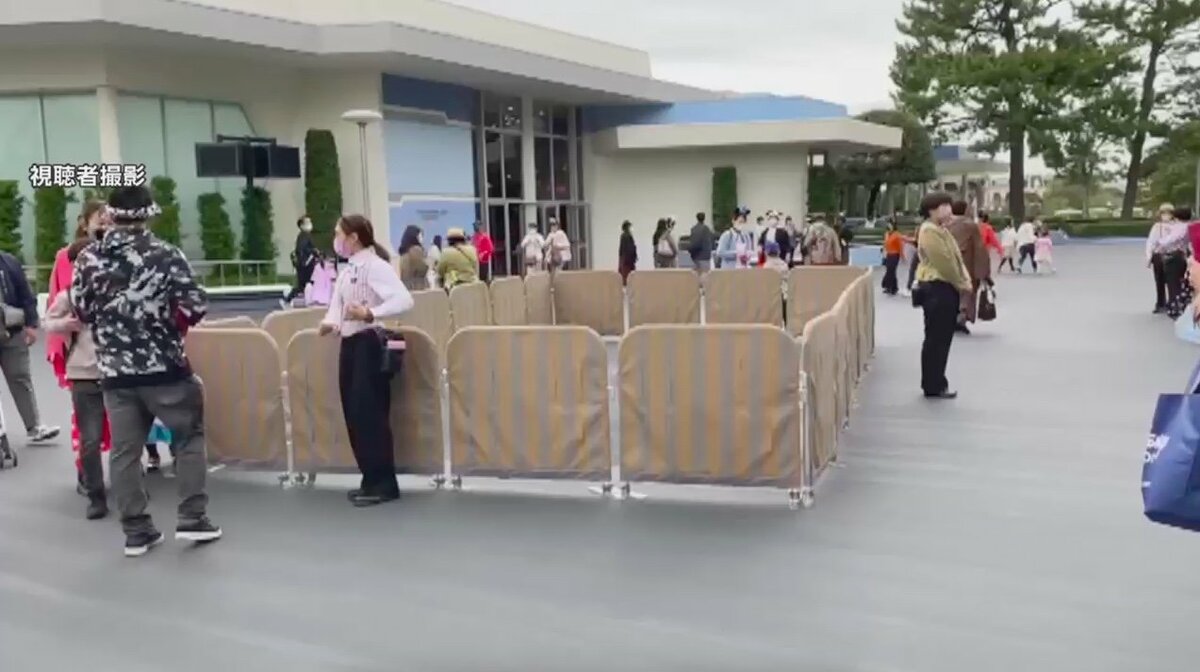 ディズニー園内に不思議な囲い 3年ぶり復活の 限定パレード 休止にゲストも困惑 Fnnプライムオンライン