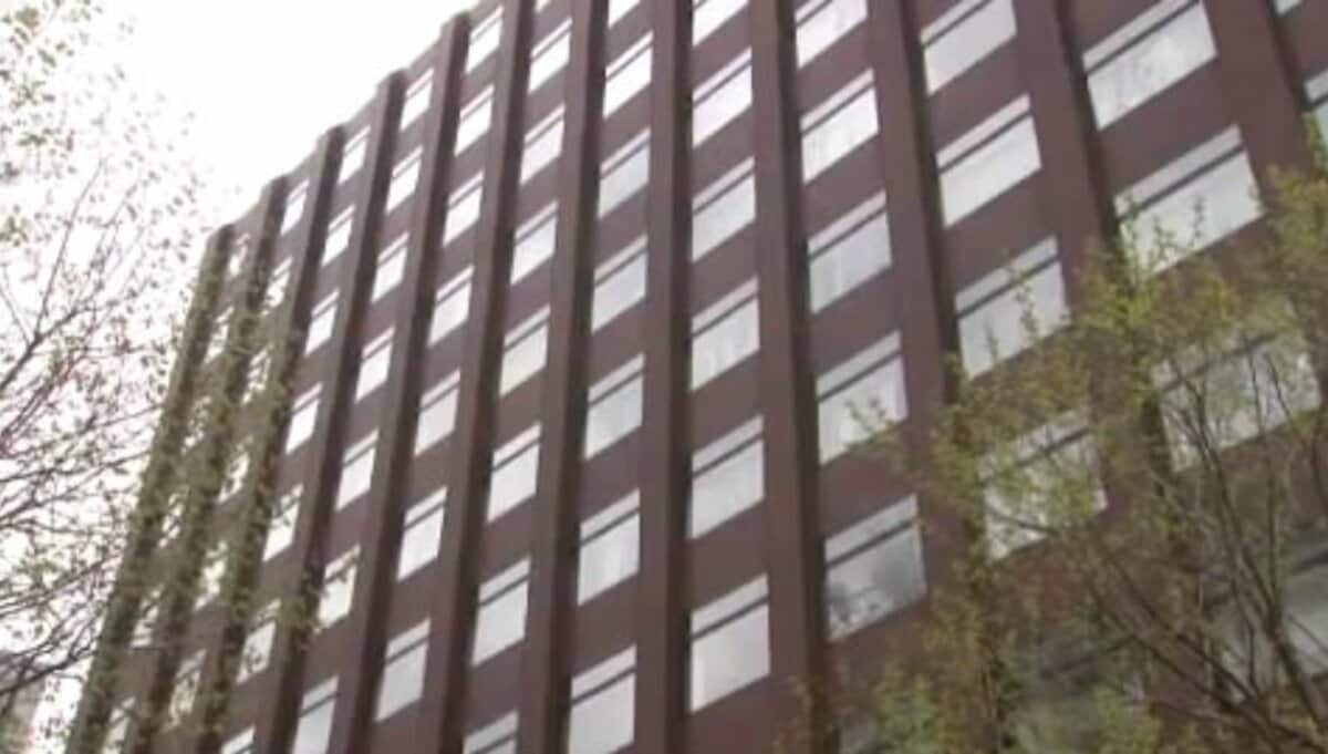 住宅に侵入し就寝中の少女の上半身を触る...不同意わいせつ容疑などで逮捕された30歳男性教師を懲戒免職処分に「深く深くお詫びする」