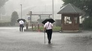 関東で夕方からゲリラ雷雨発生　天気急変し激しい雨が帰宅時間を直撃　駅で雨宿りする人も　今後も局地的な雷雨に注意