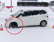 「カタカタと異音がした」走行中の乗用車の左前輪からタイヤ脱落＿運転手は気付かず100メートルほど走行＿接触事故やケガ人なし＿11月ごろ業者で冬タイヤ交換＜北海道北広島市＞