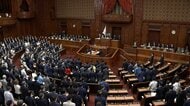 “国旗損壊罪”創設法案が衆院本会議で可決　共同提出者が異例の採決欠席　与党からは“造反”も　国会運営に反発