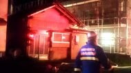 「台所から白い煙が上がっている」住人が通報　あわら温泉の中心部で火災　住宅1棟が全焼　けが人なし