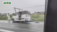 車2台が正面衝突で１台は横転　運転していた2人がけがで病院に搬送