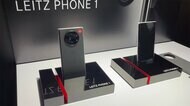 ライカが初のスマートフォン 全面監修 価格は18万円