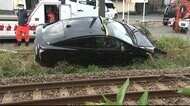 フェンス倒し車が線路に進入 熊本のJR線...あわや大事故
