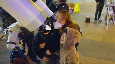 「ヤバい！めっちゃきれい」富山駅前に突然現れた天体望遠鏡　『月面“X”』や『子持ち銀…