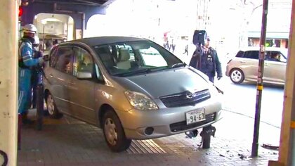 神戸中心部の駅前で歩道に車が突っ込む事故　70代ぐらいの高齢男性運転か「ブレーキとアクセルを踏み間違えた」