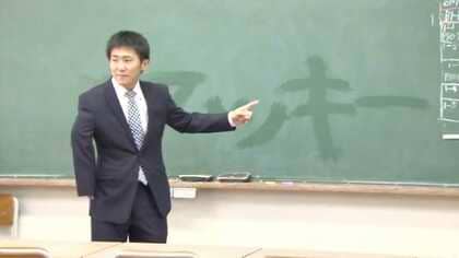 右腕の自由を失った少年が野球と出会い、教師になる。彼が子どもたちに伝えたいメッセージとは？