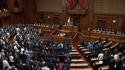“国旗損壊罪”創設法案が衆院本会議で可決　共同提出者が異例の採決欠席　与党からは“造反”も