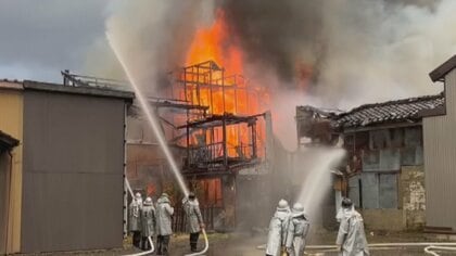 富山県高岡市の7棟燃えた火災、84歳男性とは依然連絡取れず　強風にあおられ燃え広がる　警察と消防が出火原因調べる