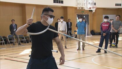 「不審者が体育館に侵入」東京・中野区の小中学校で訓練　警察官がさすまたの使い方など指導