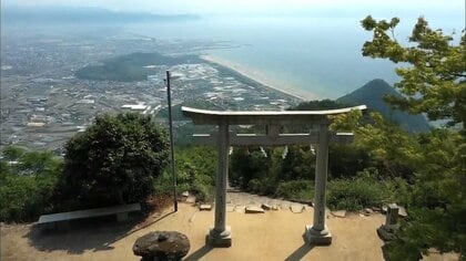 絶景スポット「天空の鳥居」に新名物　御朱印にイリコ…神社境内に驚きの自販機誕生【香川発】