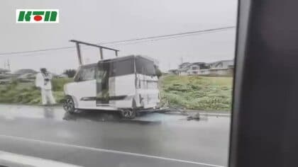 車2台が正面衝突で１台は横転　運転していた2人がけがで病院に搬送