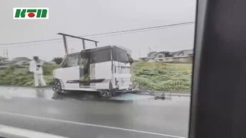 車2台が正面衝突で１台は横転　運転していた2人がけがで病院に搬送