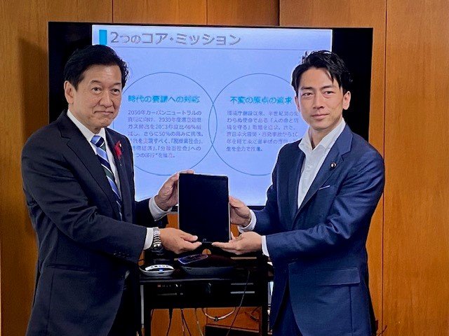 新旧大臣の引継ぎ資料はタブレットで。