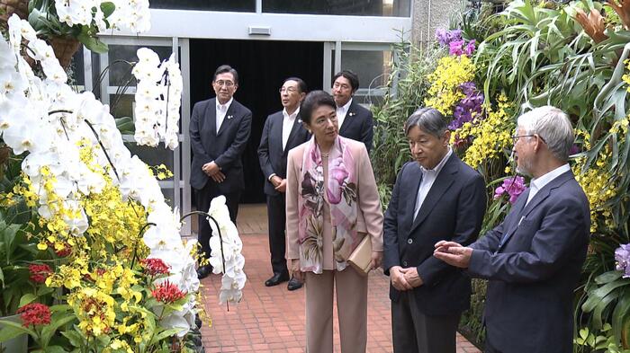 温室でランをご覧になる天皇皇后両陛下