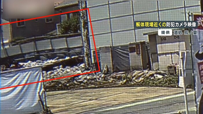 解体現場の囲いのようなものが湾曲している