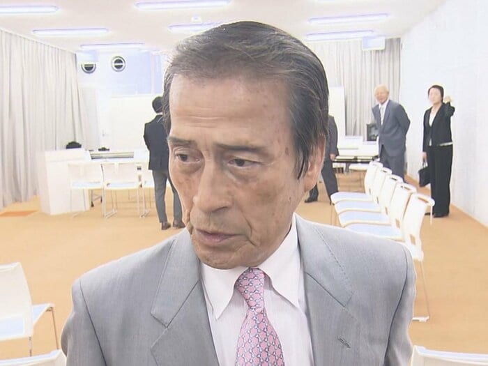 取材に応じる小島英雄前町長 2025年9月8日