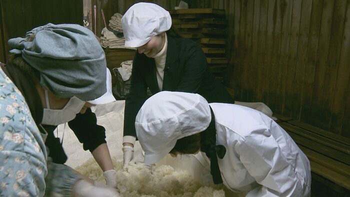 菌が行き渡るよう揉み込む作業を体験する藤田さん（中央）