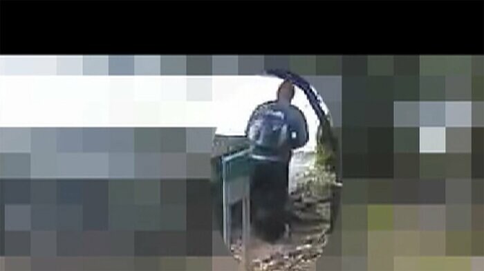 ”ニット帽の男”は、「裏道」から校外に出て、逃走した(警視庁提供)