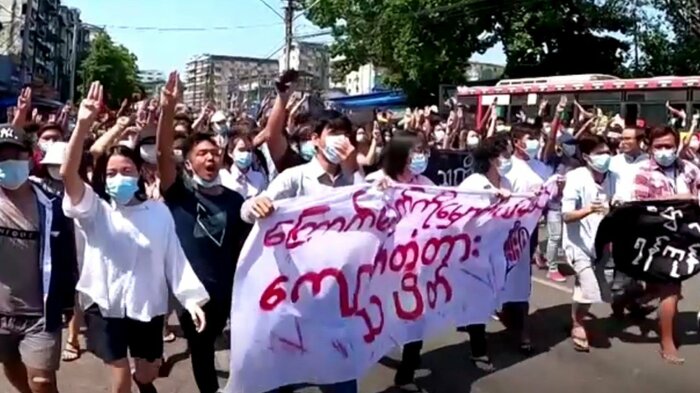 抗議デモを続けるミャンマー市民