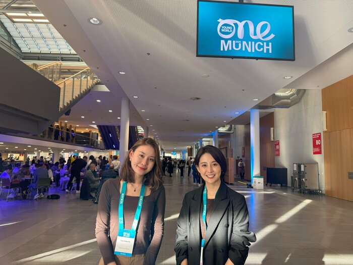 菊池さんと筆者　One Young World会場にて