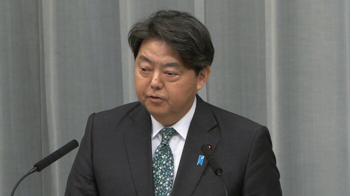 就任会見に臨む林官房長官(14日)