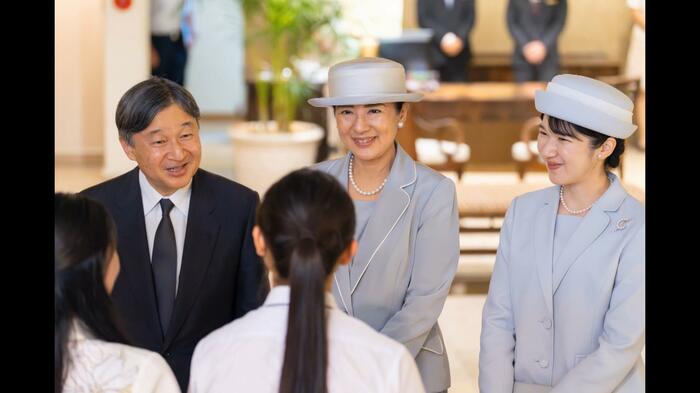 元「豆記者」の学生らと懇談される両陛下と愛子さま(提供:宮内庁)